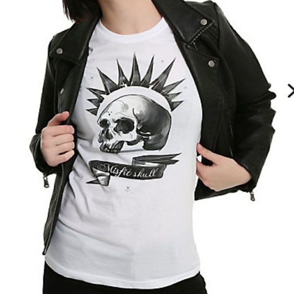 Hot Topic Tops - 💎 Misfit skull tee